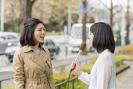 媒介 素养年轻女记者街头采访路人背景