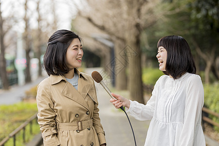 女记者室外街头采访路人图片