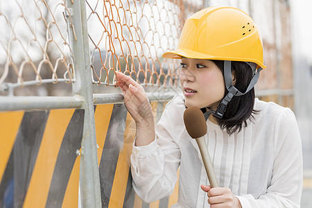 采访建筑工地播报新闻的女记者图片