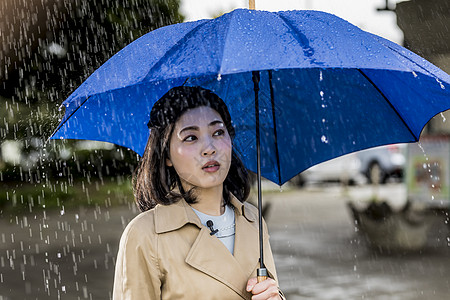 下雨天撑着雨伞的气质女性图片