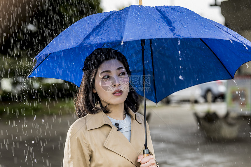 下雨天撑着雨伞的气质女性图片