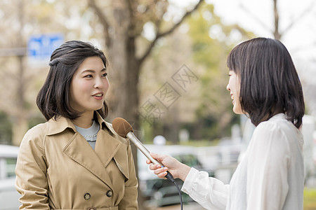 女记者街头采访路人图片