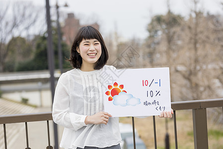 举着手写天气预报的天气播报员背景图片