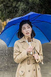 举着雨伞播报新闻的女记者图片