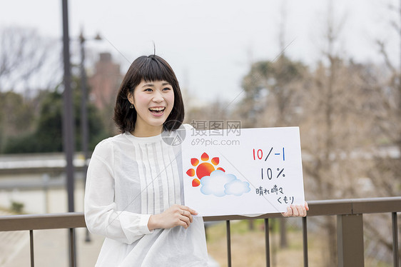 举着手写天气预报的天气播报员图片