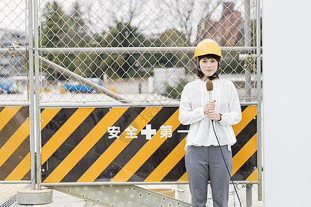 建筑工地报道新闻的女记者图片