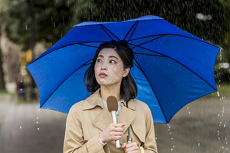 户外报道新闻的女记者图片