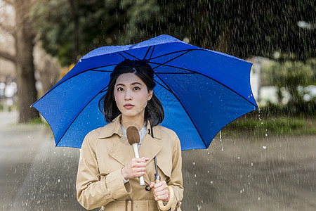 报道了下雨的街道的女记者图片