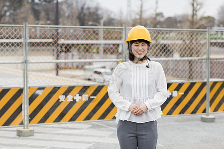 报道建筑工地新闻的女记者图片