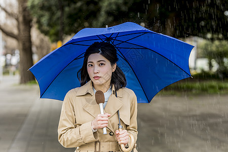 报道了下雨的街道的女记者图片