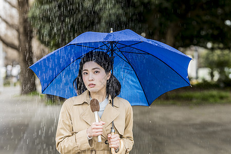 室外下雨天报道的年轻记者图片