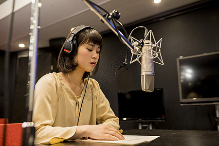 广播电台的女播音员图片素材