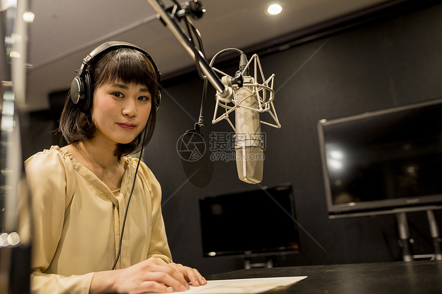 广播电台录制节目的播音员