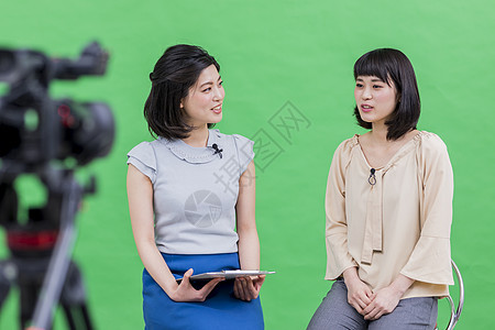 录影棚录制节目采访面谈的女主播图片