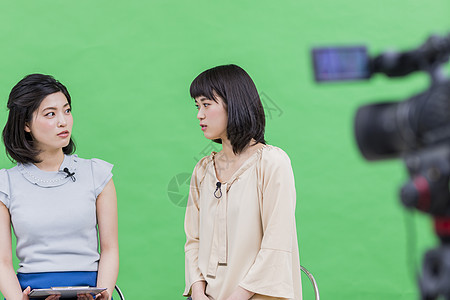 录制节目采访面谈的女主持人图片