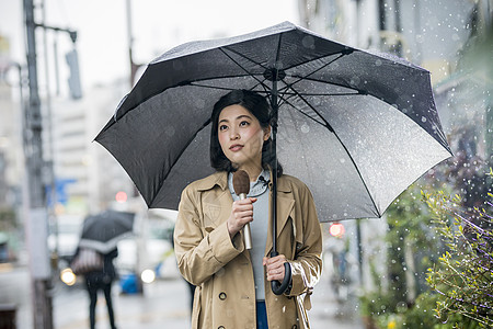 户外播报新闻节目的女主播背景图片