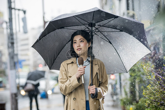 户外播报新闻节目的女主播图片