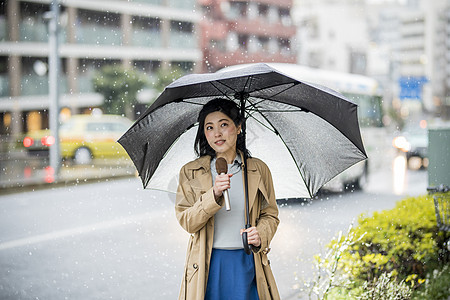 户外播报新闻节目的女记者图片