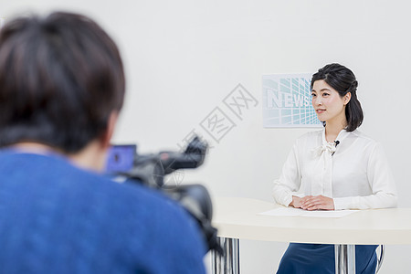 录制新闻节目的年轻女性图片