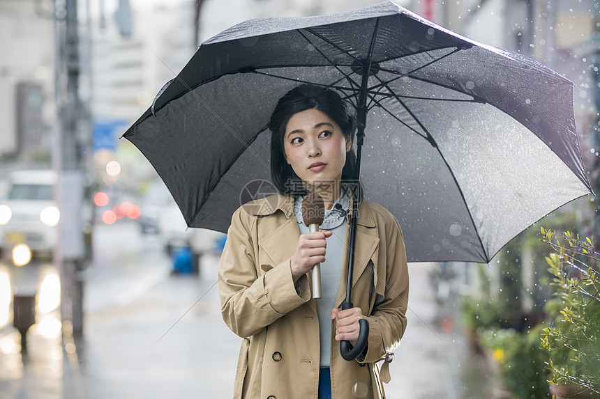 户外报道的女记者图片