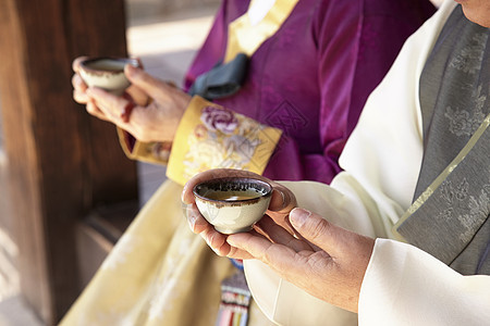 拿茶杯喝茶的特写图片