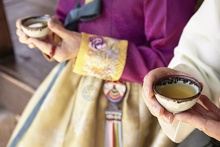 拿茶杯喝茶的特写图片