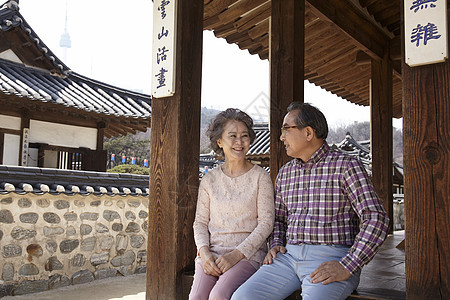 传统村落参观的恩爱夫妇图片