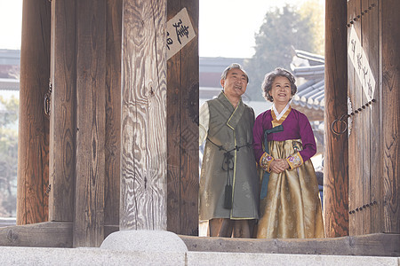 民俗村里穿着传统服装的老年夫妇图片