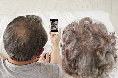 看着手机的老年夫妇图片