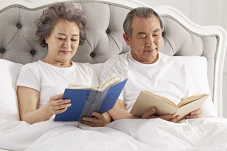 卧室里阅读休息的夫妇图片