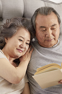 卧室里阅读休息的老年夫妇图片