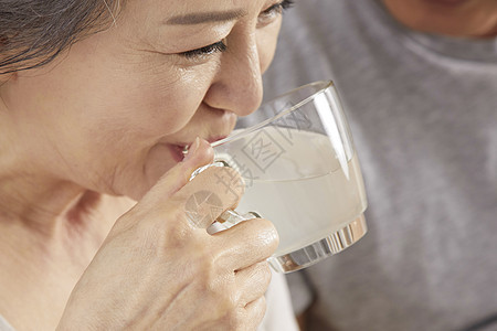 喝水的老年女性图片
