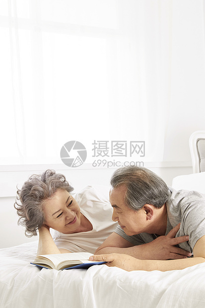 卧室阅读的老夫妇图片