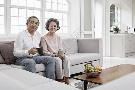客厅里喝水休息的老夫妇图片