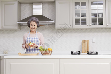 厨房里忙碌的妻子高清图片