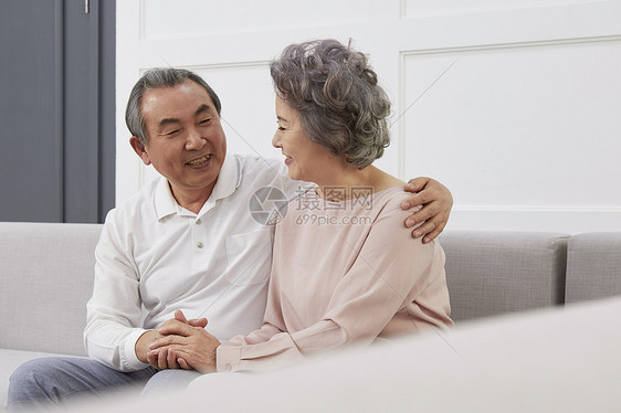 坐在沙发上休息的老年夫妇图片
