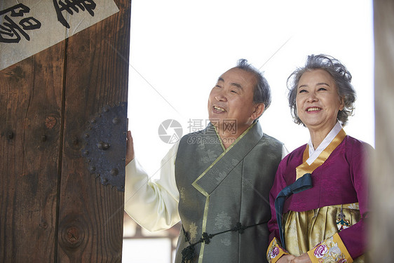 民俗村穿着传统服装的夫妇图片