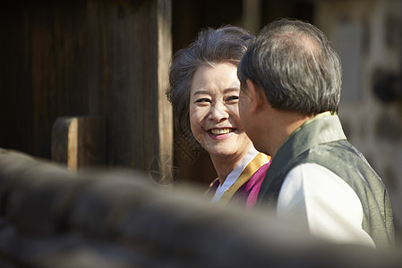 传统村落穿着传统服装开心的老年夫妇图片