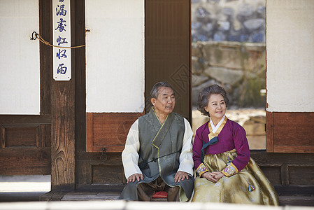 坐在屋外看风景的老年夫妇背景图片