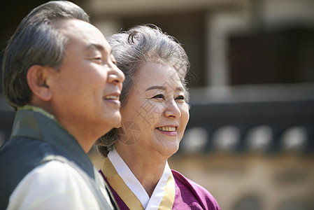 村庄里穿着传统服装的老年夫妇图片