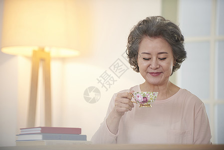 喝着下午茶的老年女性图片