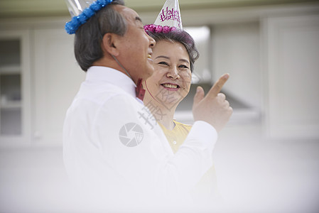 戴着帽子庆祝的老年夫妇图片