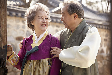 传统村落穿着传统服装微笑的夫妇图片