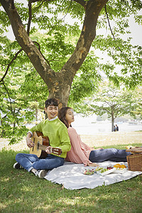 春日公园郊游放松的夫妻图片