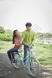 户外郊游骑自行车的情侣图片