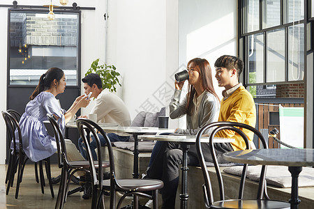 咖啡馆休息喝咖啡的青年男女图片