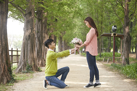 弯腰跪地做家务单膝跪地送女朋友花的男青年背景