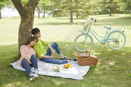 公园郊游野餐的甜蜜夫妻图片