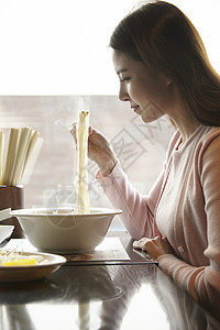 餐厅吃面条的女大学生图片