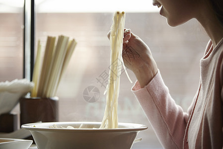 餐厅吃面条的女大学生特写图片